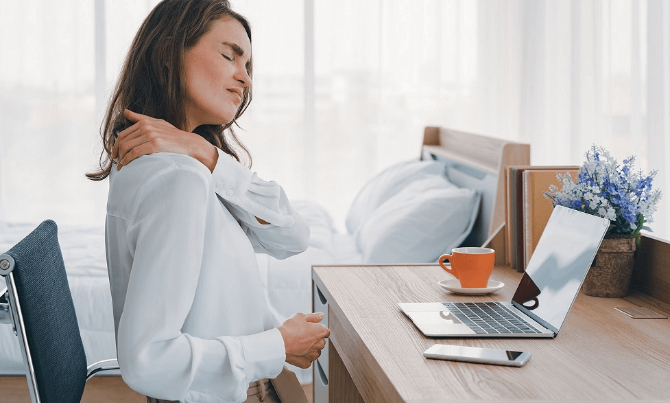 ¿Cómo elegir una silla para home office que cuide tu columna?